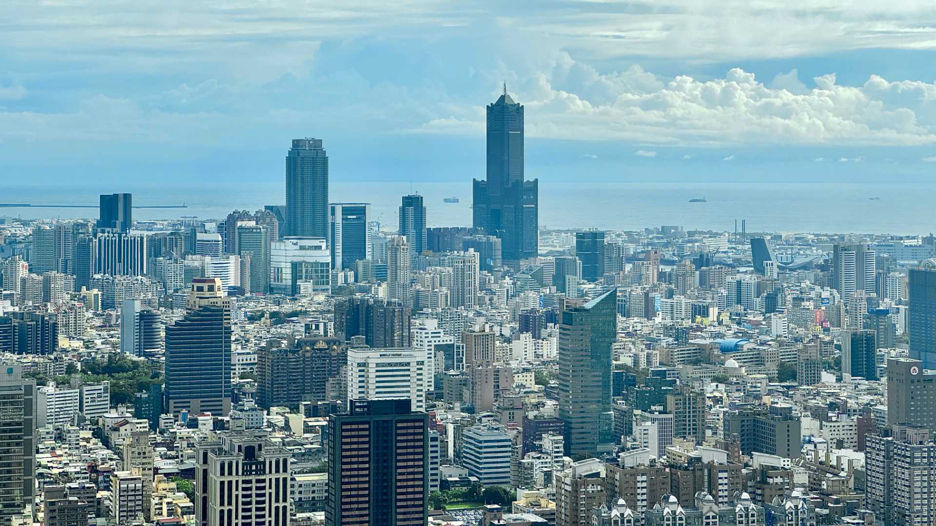 Zoomed-in photo of 85 Sky Tower.