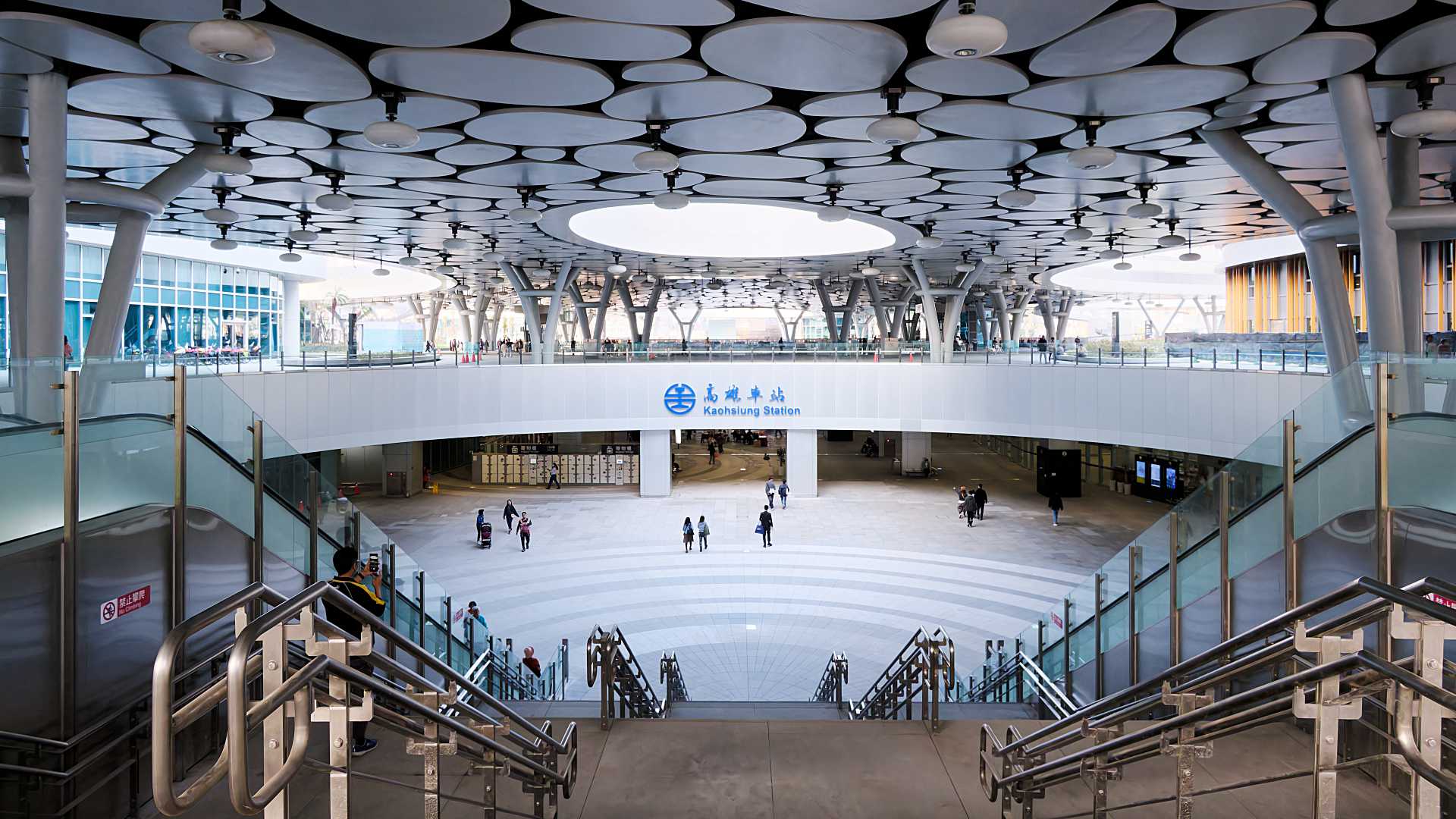 The central hall of Kaohsiung Station.