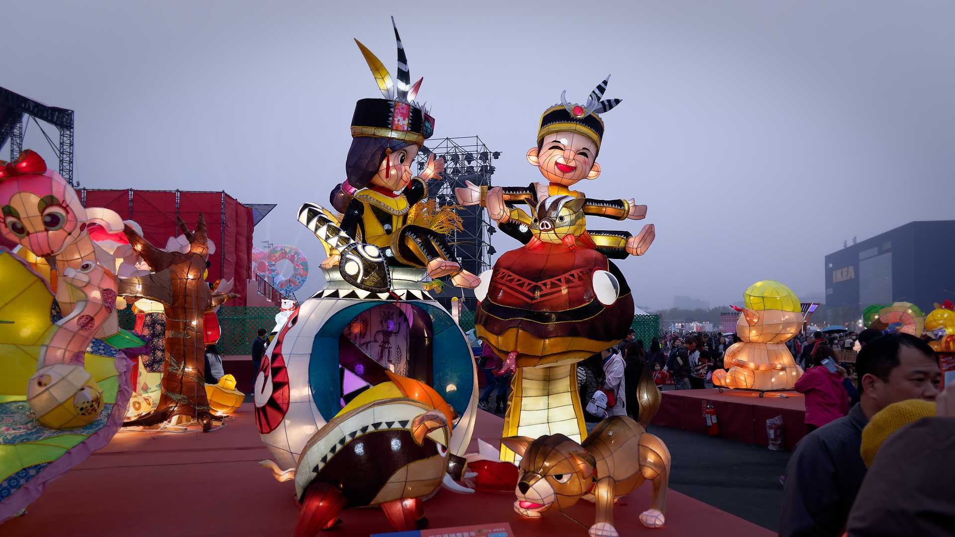 Lantern in the shape of two indigenous Taiwanese and small animals.